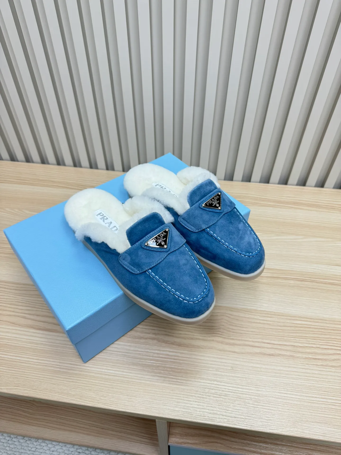 👟👟Ex-factory price 600👟👟 Prada / Prada (men and women) 24 new autumn and winter wool lining / loafers, wool collar echoes the design up and down! The Prada brand logo is outlined to highlight the high-end atmosphere! Made of sheepskin lining imported from Australia, the warmth retention effect in winter is great 👍 Fabric: Imported two-layer frosted cowhide Lining: Sheepskin imported from Australia One-piece Outsole: Original Tpu absorbent film outsole Female size: 35～41 (41 customized) Male size: 39～45 (45 customized)